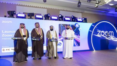 أعلنت Zoom إطلاق مركز بيانات جديد في المملكة العربية السعودية لتعزيز استثماراتها البالغة 75 مليون دولار، ودعم التحول الرقمي والذكاء الاصطناعي، وتمكين استضافة البيانات المحلية للجهات الحكومية والمؤسسات الكبرى بما يتماشى مع رؤية السعودية 2030.