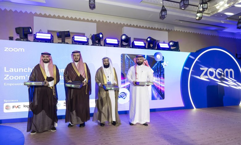 أعلنت Zoom إطلاق مركز بيانات جديد في المملكة العربية السعودية لتعزيز استثماراتها البالغة 75 مليون دولار، ودعم التحول الرقمي والذكاء الاصطناعي، وتمكين استضافة البيانات المحلية للجهات الحكومية والمؤسسات الكبرى بما يتماشى مع رؤية السعودية 2030.